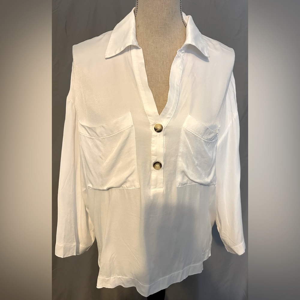 EUC ZARA white oversized blouse in size small, w/ 2 large pockets in the front